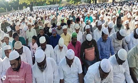 பண்ருட்டி ஈத்கா மைதானத்தில் பக்ரீத் சிறப்பு தொழுகை இன்று காலை நடந்தது 