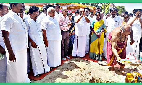 மானாமதுரையில் கசடு கழிவுநீர் சுத்திகரிப்பு நிலையம் அமைப்பதற்காக பூமிபூஜை நடந்தது.