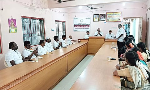 பேரூராட்சி மன்ற கூட்டம் தலைவர் சீனிவாசன் தலைமையில் நடந்த போது எடுத்த படம். 