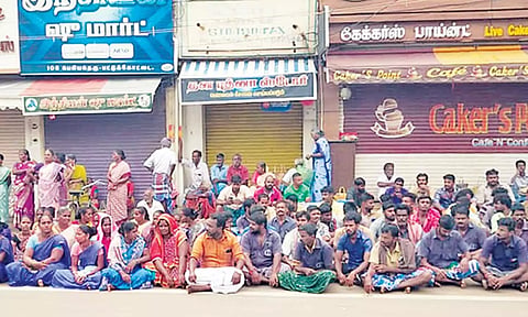 துப்புரவு பணியாளர்கள் போராட்டத்தில் ஈடுப்பட்ட காட்சி.