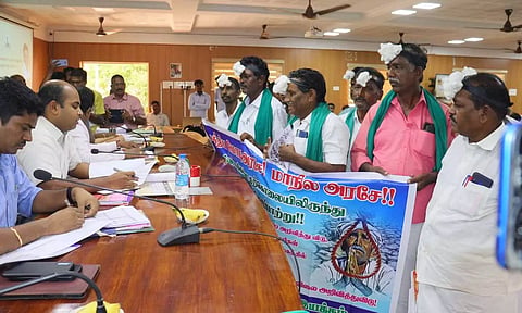 பருத்தி பஞ்சுகளை தலையில் கட்டியவாறு கலெக்டரிடம் மனு அளித்த விவசாயிகள்.