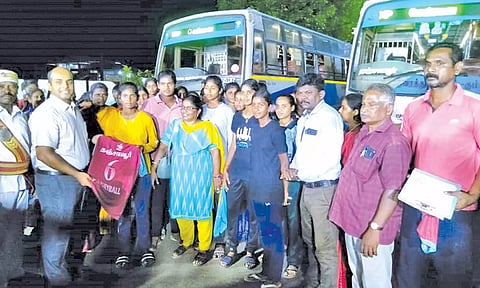 வீரர், வீராங்கனைகளை மாவட்ட கலெக்டர் தீப்க ஜேக்கப் வழி அனுப்பி வைத்தார். 