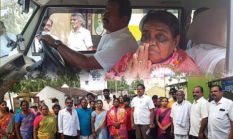 பணி ஓய்வு பெற்ற நஞ்சம்மாளை அவரது வீட்டிற்கு நகராட்சி தலைவர் தனது காரில் வீட்டிற்கு அழைத்து சென்ற காட்சி. 