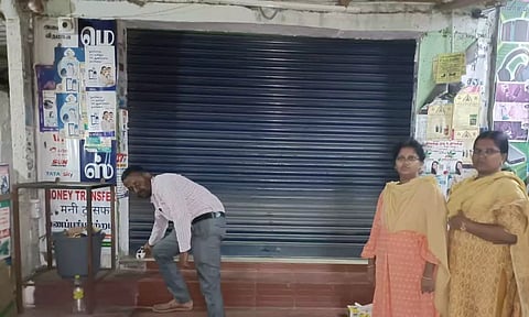 மருந்து கடைக்கு அதிகாரிகள் சீல் வைத்த காட்சி.