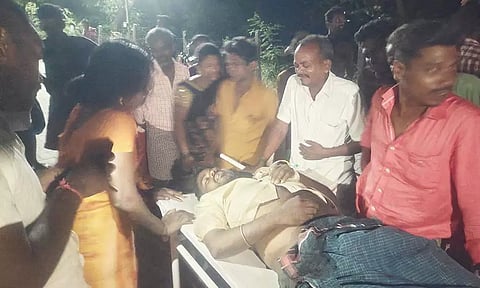 பிரேத பரிசோதனைக்கு உடலை கொடுக்க மறுத்து உறவினர்கள் போராட்டத்தில் ஈடுபட்ட காட்சி.