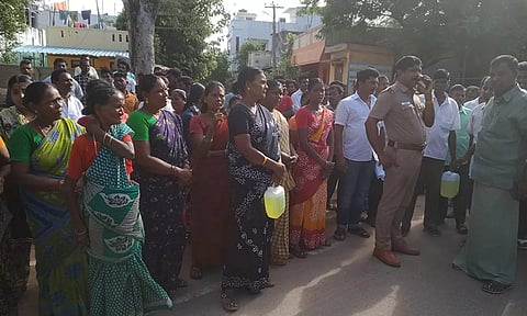 மறியலில் ஈடுபட்ட மீனவ பெண்களை படத்தில் காணலாம். 