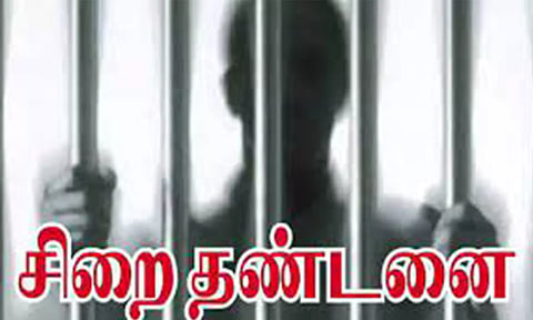 ஓய்வு பெற்ற தலைமை ஆசிரியரை தாக்கிய லாரி டிரைவர் சிறையில் அடைப்பு