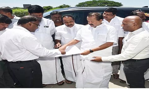 இட ஒதுக்கீட்டு போராளிகளுக்கு மணி மண்டபம் அமைப்பதற்கான வரை படத்தை அமைச்சர் பொன்முடி பார்வையிட்டார். அருகில் கலெக்டர் பழனி, எம்.எல்.ஏ.க்கள் புகழேந்தி, லட்சுமணன் உள்ளனர்.