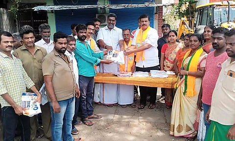  ஆட்டோ டிரைவர்களுக்கு அசோக் பாபு எம்.எல்.ஏ., பா.ஜனதா கூட்டுறவு பிரிவு அமைப்பாளர் வெற்றிச்செல்வம் ஆகியோர் சீருடை வழங்கிய காட்சி. 