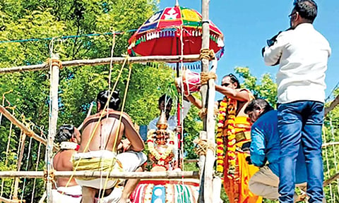 கோபுர கலசத்தில் புனிதநீர் ஊற்றி கும்பாபிஷேகம் நடந்தது.