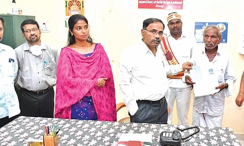 மாற்றுதிறனாளி ஒருவருக்கு கலெக்டர் மகாபாரதி அடையாள அட்டை வழங்கினார்.