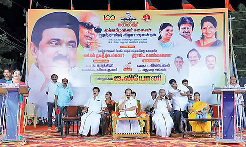 கூட்டத்தில் அமைச்சர் கீதாஜீவன் பேசிய காட்சி. அருகில் திண்டுக்கல் ஐ. லியோனி மற்றும் பலர் உள்ளனர்.