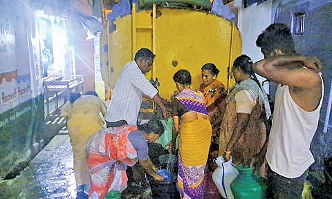 பொதுமக்களுக்கு டிராக்டர் மூலம் குடிநீர் விநியோகம் செய்யப்பட்ட காட்சி.