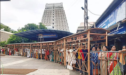 பக்தர்கள் சாமி தரிசனம் செய்ய நீண்ட வரிசையில் நிற்பதை படத்தில் காணலாம்.