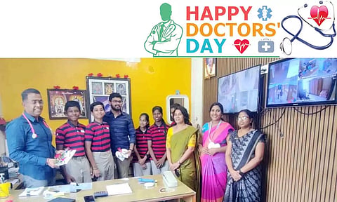 மாணவர்கள் நேரில் சென்று சந்தித்து வாழ்த்துகளை பரிமாறி காட்சி.
https://www.maalaimalar.com/preview/story-182815