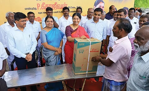 ராமனூத்து கிராமத்தில் பல்வேறு நலத்திட்டங்களை கனிமொழி எம்.பி. வழங்கிய காட்சி. அருகில் அமைச்சர் கீதாஜீவன், மார்கண்டேயன் எம்.எல்.ஏ., கலெக்டர் செந்தில்ராஜ், கூடுதல் கலெக்டர் தாக்கரே சுபம் ஞானதேவ் உள்ளார்.