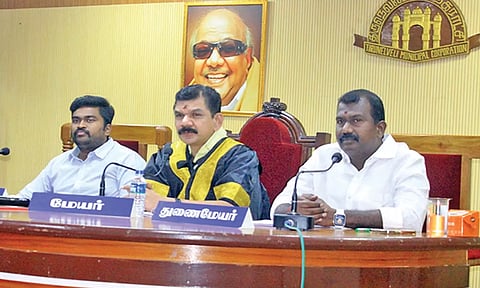 மாநகராட்சி கூட்டத்தில் மேயர் சரவணன் பேசிய காட்சி. அருகில் துணை மேயர் கே.ஆர்.ராஜூ, மாநகராட்சி கமிஷனர் சிவகிருஷ்ணமூர்த்தி உள்ளனர்.