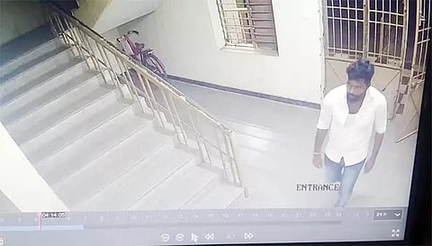 விடுதி காமிராவில் பதிவான மர்ம நபர் உருவம் 