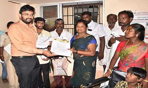 கடலூர் மாவட்ட கலெக்டர் அலுவலக கூட்டரங்கில் நடைபெற்ற பொதுமக்கள் குறைதீர்வு கூட்டத்தில் கலெக்டர் அருண் தம்புராஜ் மாற்றுதிறனாளிகளுக்கான மானியத் தொகை பெறுவதற்கான ஆணையை பயனாளிக்கு வழங்கினார்.