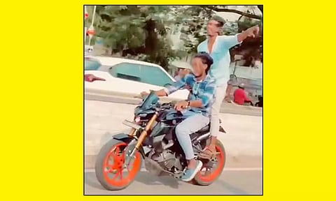 மதுரை நத்தம் பறக்கும் பாலத்தில் ஆபத்தான "பைக்" ரேசில் ஈடுபடும் இளைஞர்கள்