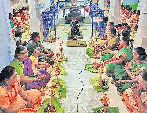 விழாவில் திருவிளக்கு பூஜை நடந்தபோது எடுத்த படம்.