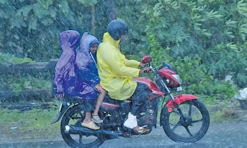 கேரளாவில் கனமழை நீடிப்பு- 12 மாவட்டங்களுக்கு ஆரஞ்சு எச்சரிக்கை