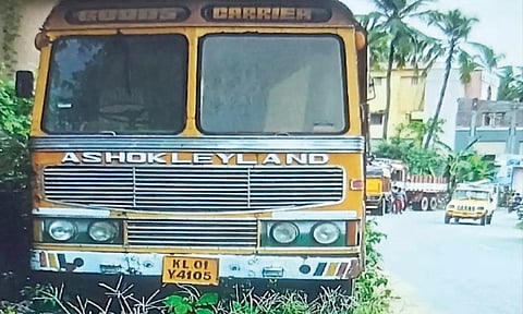 மார்த்தாண்டம் சாலையில் சாலையோரத்தில் வெகு நாட்களாக நிற்கும் கனரக வாகனங்கள்