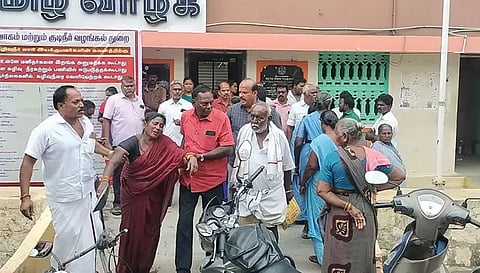 தீக்குளிக்க முயன்ற மகாலட்சுமி.