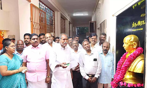 தியாகி சீனுவாசன் சிலையை முதல் அமைச்சர் ரங்கசாமி திறந்து வைத்த காட்சி. அருகில் அமைச்சர் நமச்சிவாயம். , கே.எஸ்.பி. ரமேஷ் எம்.எல்.ஏ, ஆகியோர் உள்ளனர்.