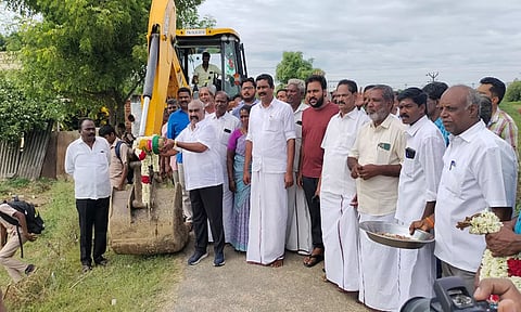 செஞ்சி அருகே தார் சாலை அமைக்கும் பணியை அமைச்சர் செஞ்சி மஸ்தான் பூமி பூைஜ செய்து தொடங்கி வைத்தார்.