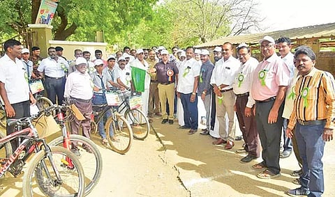 விழிப்புணர்வு சைக்கிள் பேரணியை தூத்துக்குடி- நாசரேத் திருமண்டல லே செயலர் நீகர் பிரின்ஸ் கிப்ட்சன் கொடியசைத்து தொடங்கி வைத்த காட்சி.