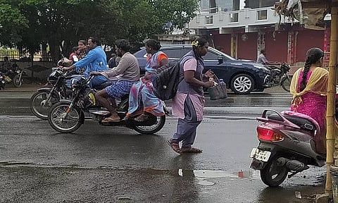 சாரல் மழையில் பள்ளி, கல்லூரி மாணவ-மாணவிகள், பணியாளர்கள் நனைந்தபடி சென்றனர்.