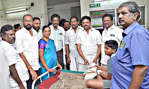 திருமங்கலம் அரசு ஆஸ்பத்திரியில் சிகிச்சை பெறும் மாணவ-மாணவிகளை மணிமாறன் நேரில் சந்தித்து ஆறுதல் தெரிவித்தார்.