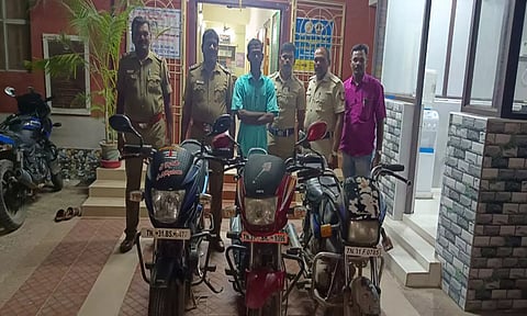 திருவதிகை வீரட்டானேஸ்வரர் கோவிலில் அனைத்து இந்து அமைப்புகளைசேர்ந்தவர்கள் கலந்து கொண்டஆலோசனைக் கூட்டம் நடந்த போது எடுத்த படம்.
