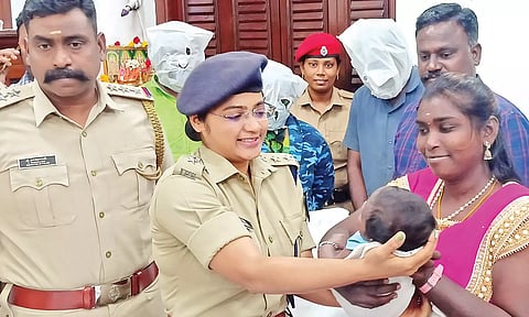 தாயுடன் படுத்திருந்த 2 மாத ஆண் குழந்தையை கடத்திய பெங்களூரு தம்பதி கைது