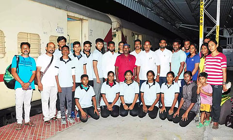 புதுவை தேக்வோண்டோ விளையாட்டு சங்கத்தின் நிறுவனத் தலைவர் மாஸ்டர் ஸ்டாலின் கலந்துகொண்டு வீரர்களை வாழ்த்தி பேசி உபகரணங்கள் வழங்கி வழி அனுப்பி வைத்த காட்சி.