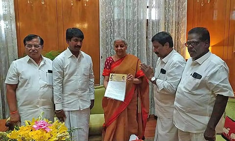 மத்திய நிதி மந்திரி நிர்மலா சீத்தாராமனிடம் அ.தி.மு.க.வினர் மனு அளித்த காட்சி.