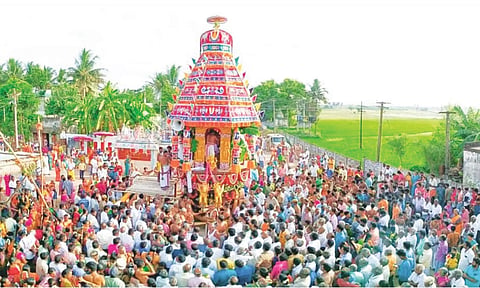 விழுப்புரம் அருகே உள்ள பூவரசன்குப்பம் லட்சுமி நரசிம்மர் கோவில் தேரோட்டம் இன்று காலை நடந்தது. இதில் திரளான பக்தர்கள் கலந்து கொண்டு தேரை வடம் பிடித்து இழுத்தனர்.