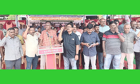 உண்ணாவிரத போராட்டத்தில் கலந்து கொண்டவர்கள்.
