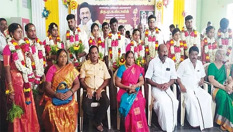 திருமணம் செய்து கொண்ட புதுமணத் தம்பதியினருடன், அறநிலைத்துறை அதிகாரிகள் மற்றும் மக்கள் பிரநிதிகள்.