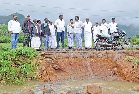 வெள்ளசேத பகுதிகளை எம்.எல்.ஏ. நேரில் பார்வையிட்ட காட்சி.