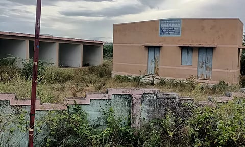 புதர்மண்டி காணப்படும் வணிக வளாகம்,