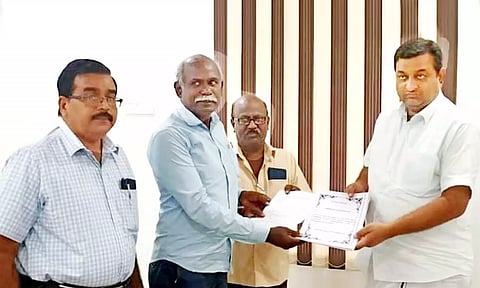 மனு கொடுத்த சாட்சி.