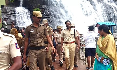 தென்காசி மாவட்ட போலீஸ் சூப்பிரண்டு சாம்சன் அருவி பகுதியில் ஆய்வு மேற்கொண்ட காட்சி.