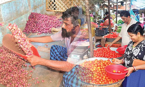 தக்காளி விலையுடன் போட்டி போடும் சின்ன வெங்காயம்- கோவையில் கிலோ ரூ.180-க்கு விற்பனை