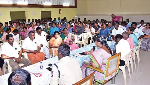 மாவட்ட கலெக்டர் உமா தலைமையில் அமைதி பேச்சு வார்த்தை நடைபெற்ற போது எடுத்த படம்.