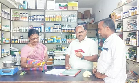 தடைசெய்யப்பட்ட எலி மருந்து விற்பனை: உரக்கடைகளில் வேளாண்மை அதிகாரி திடீர் ஆய்வு