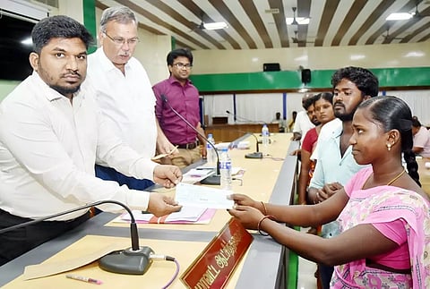 குறைதீர்க்கும் கூட்டத்தில் கலெக்டர் ஜெயசீலன் நலத்திட்ட உதவிகளை வழங்கினார்.
