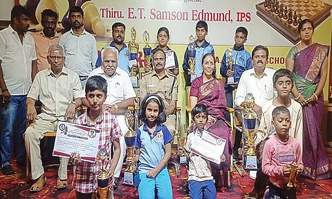 பரிசளிப்பு விழாவில் கலந்து கொண்டவர்களை படத்தில் காணலாம்.