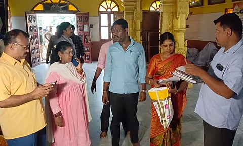 விழுப்புரம் வள்ளலார் மாளிகையை இந்து அறநிலையத்துறை அதிகாரிகள் கட்டுப்பாட்டில் எடுத்து ஆய்வு செய்த போது எடுத்தபடம்.